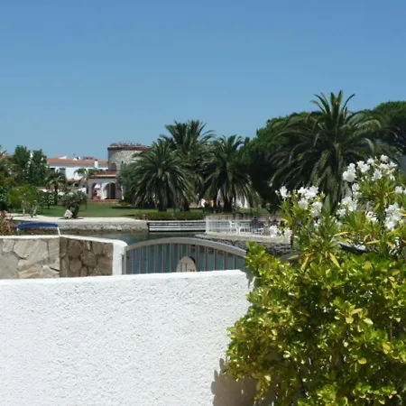 Casa Con Amarre Privado Ref 214 * Empuriabrava